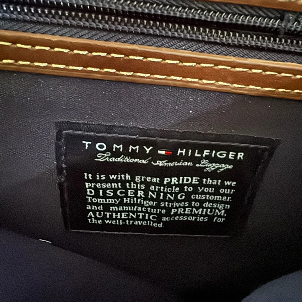 Tommy Hilfiger Workhorse Dowel Flap-Over Messenger Bag