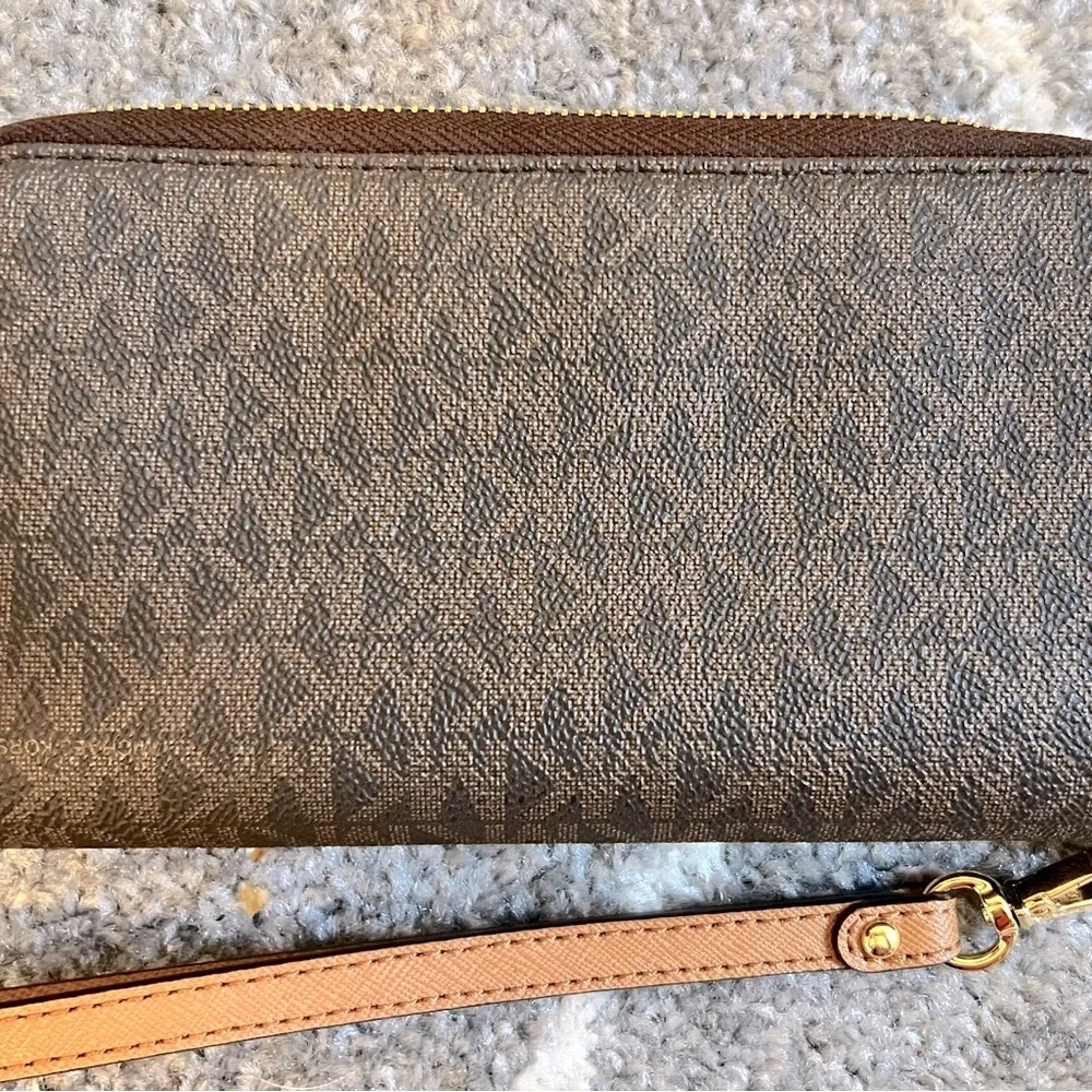 Like New Michael Kors signature full zip wallet/wristlet 🤎💛