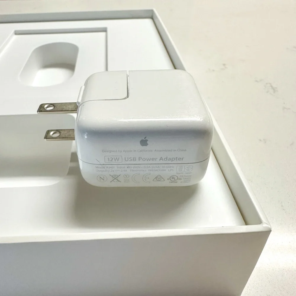 iPad Air 1st Gen 📱 16GB Wi-Fi + Box, Adapter, & Bonus Case – Good Condition!