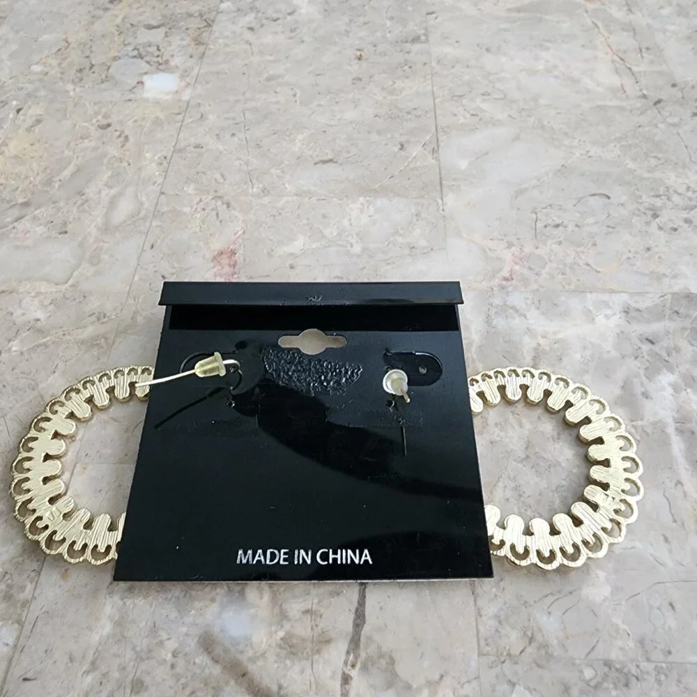 Stony dangle hoop