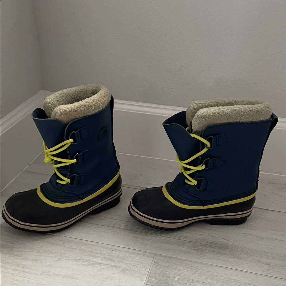 Sorel Kids Snow Boots - Navy and Lime size 4