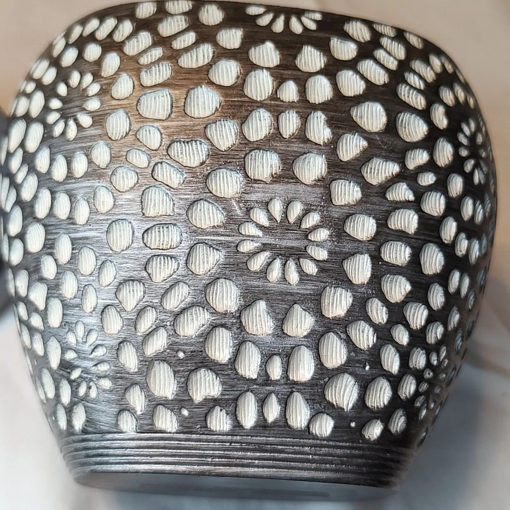 Cynthia Rowley Carved Petals Burst bathroom jar, silver and white