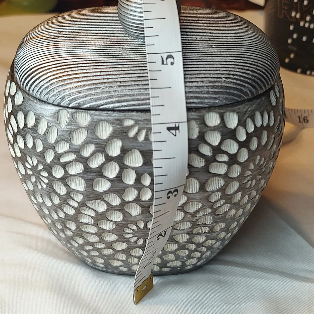 Cynthia Rowley Carved Petals Burst bathroom jar, silver and white