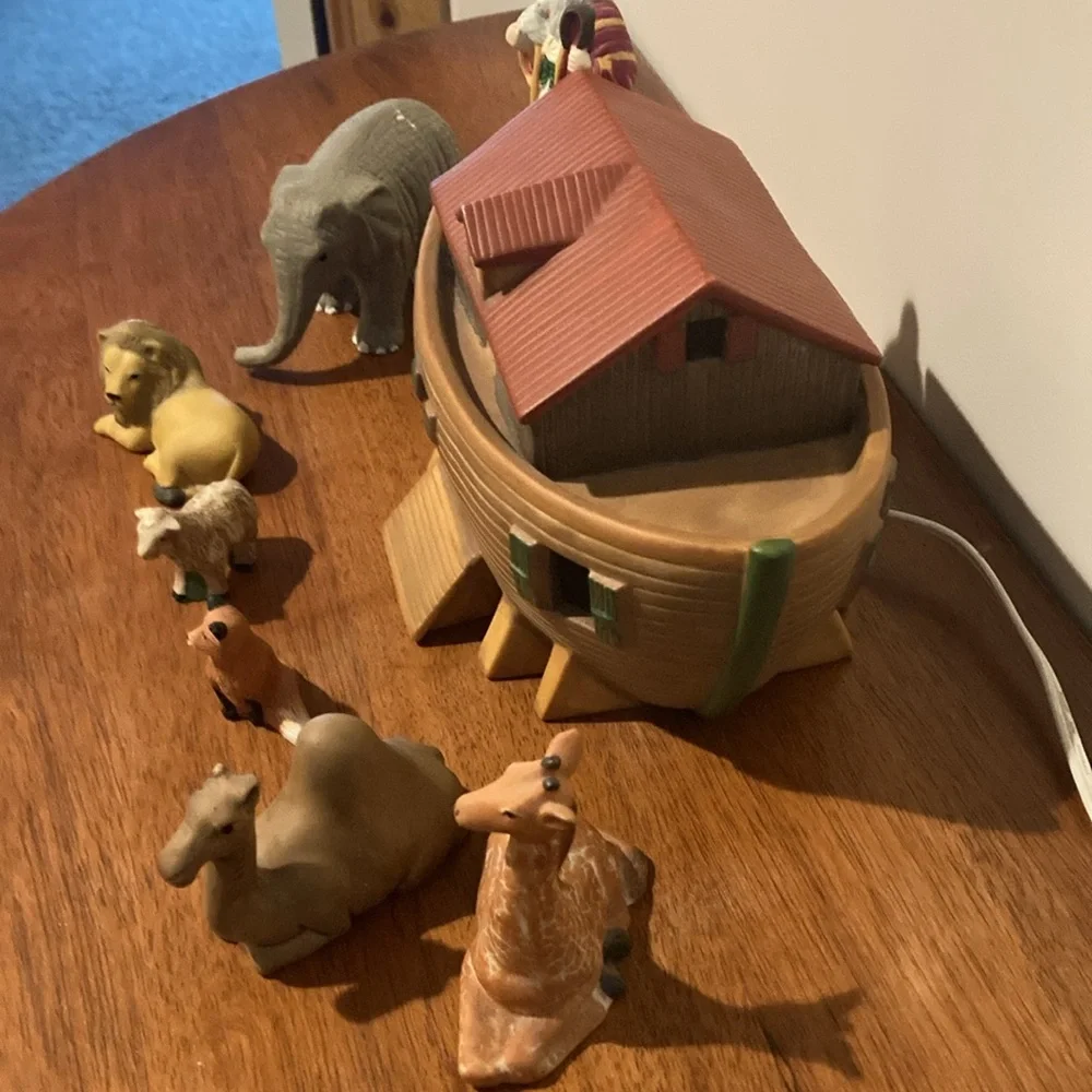 Noah’s Ark night lite with figurines 1998 works vintage