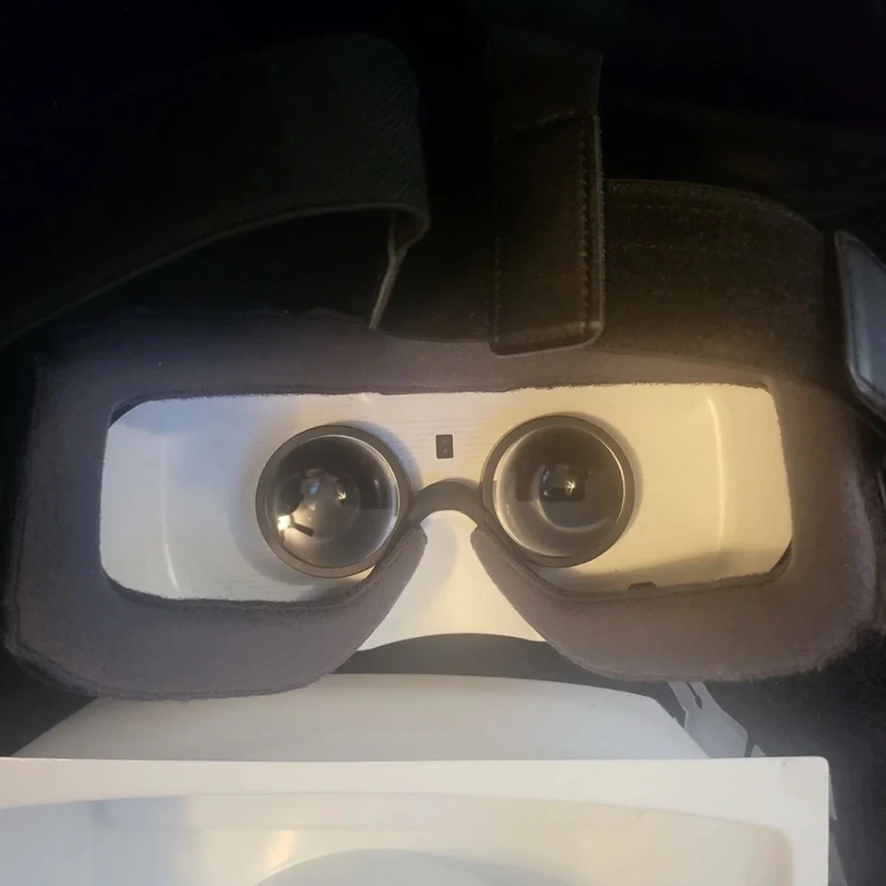 Samsung Gear VR Headset - Black and White