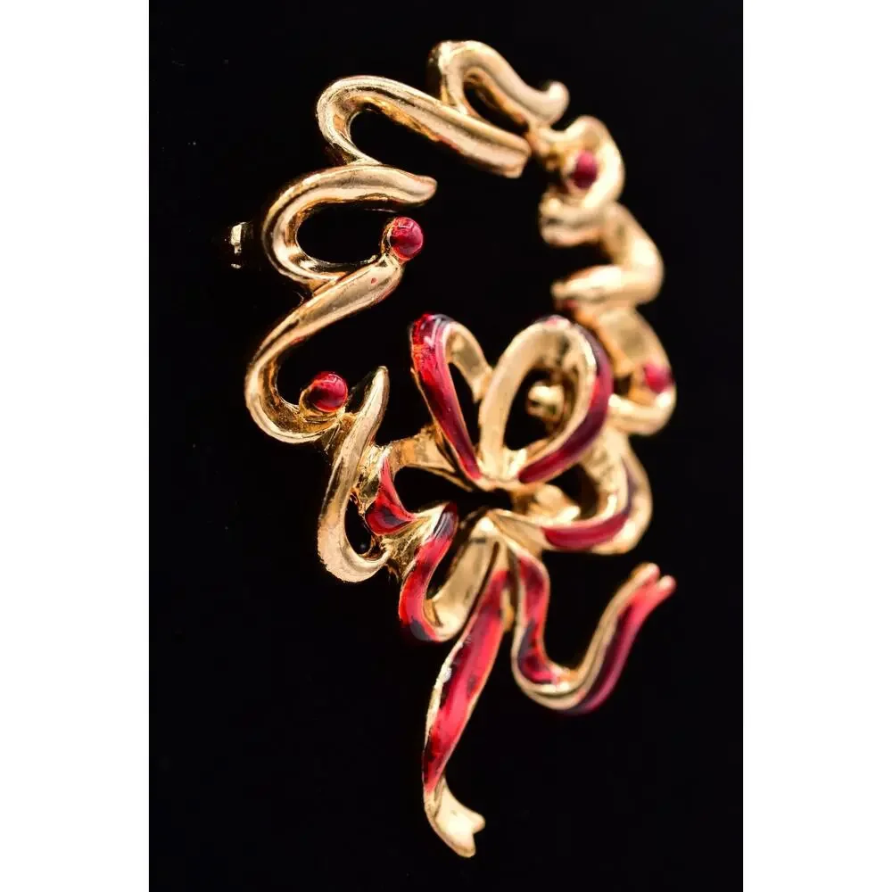 Vintage Christmas Wreath Pin Brooch Red Enamel Gold Tone Heavy Chunky 1980s 9B