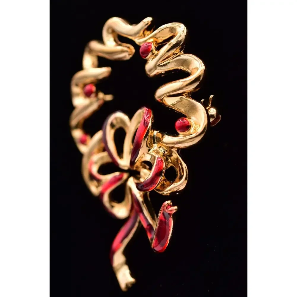 Vintage Christmas Wreath Pin Brooch Red Enamel Gold Tone Heavy Chunky 1980s 9B