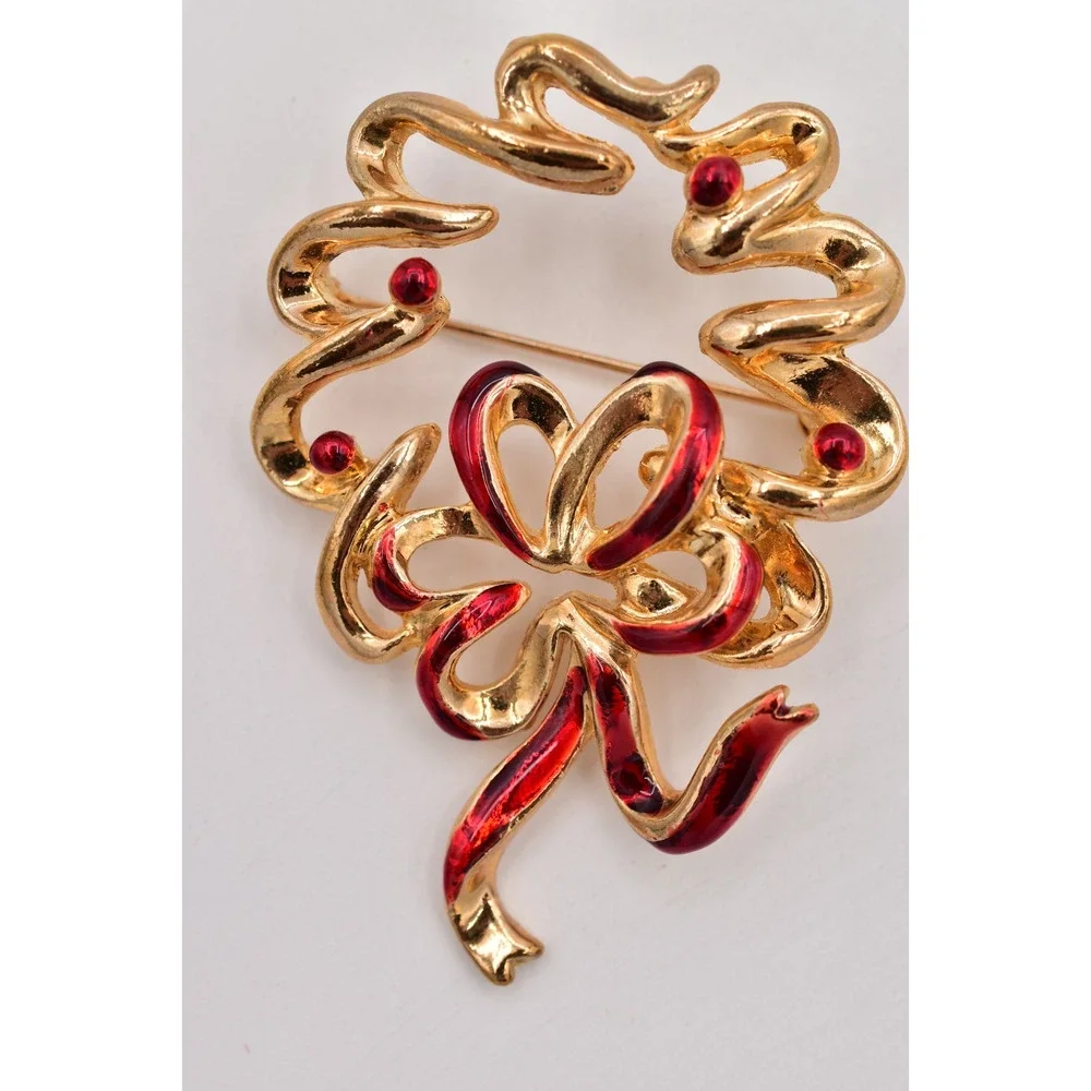 Vintage Christmas Wreath Pin Brooch Red Enamel Gold Tone Heavy Chunky 1980s 9B