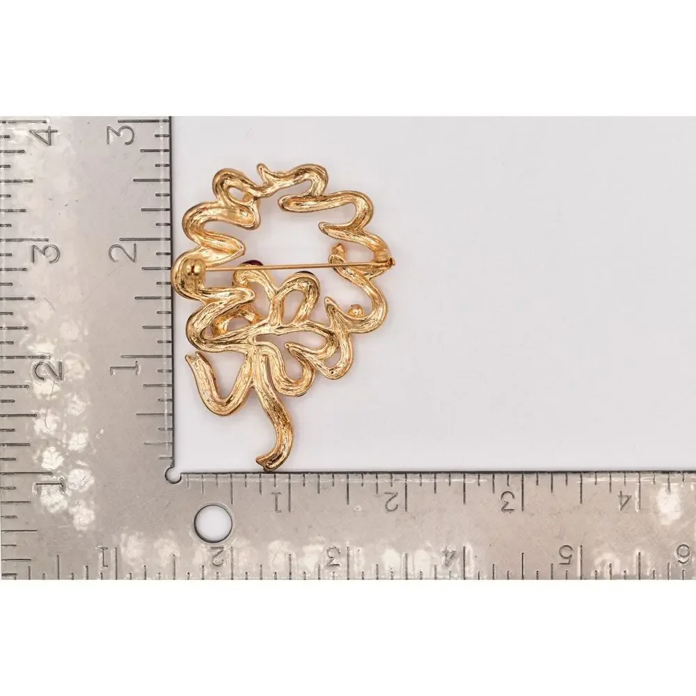 Vintage Christmas Wreath Pin Brooch Red Enamel Gold Tone Heavy Chunky 1980s 9B