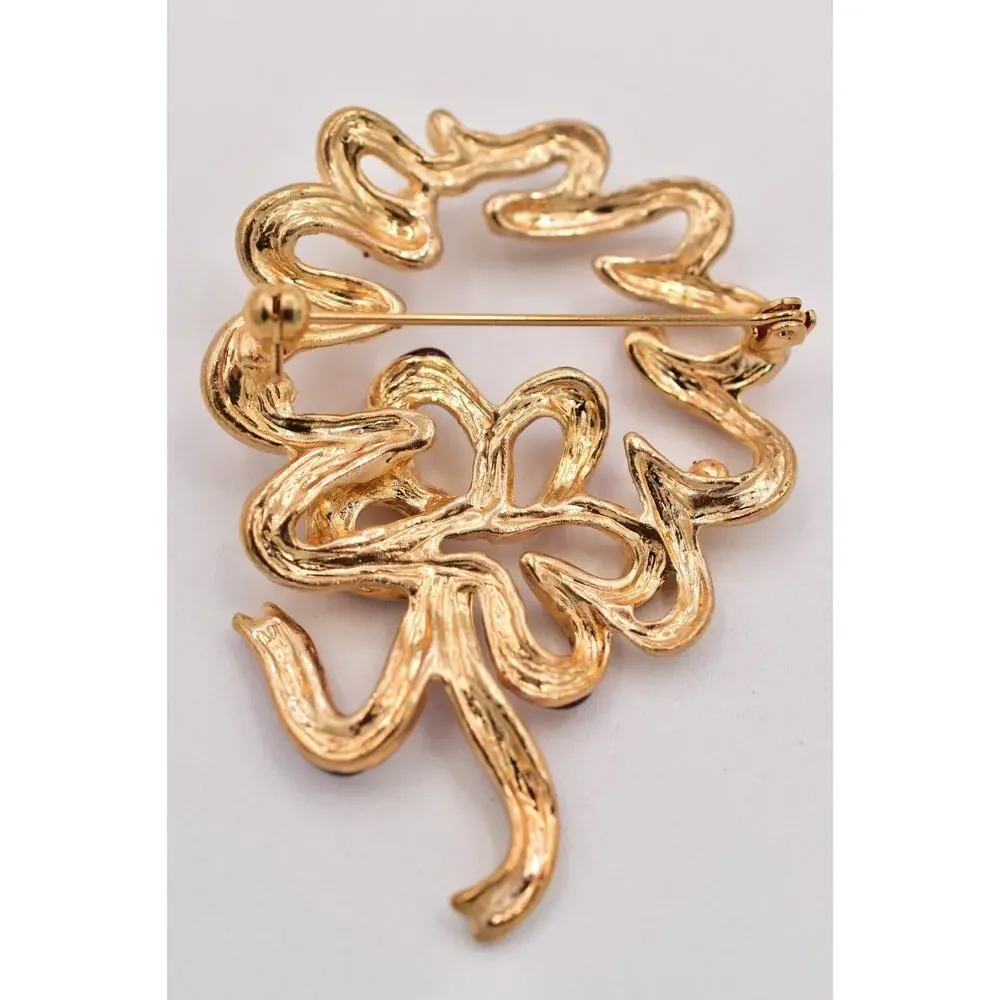 Vintage Christmas Wreath Pin Brooch Red Enamel Gold Tone Heavy Chunky 1980s 9B