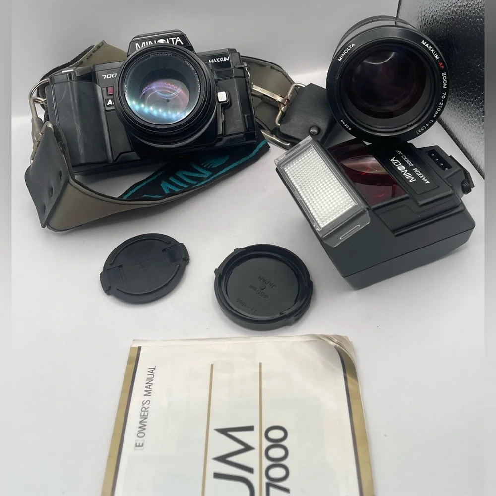 Minolta Maxxum 7000 AF 35mm SLR Camera Bundle