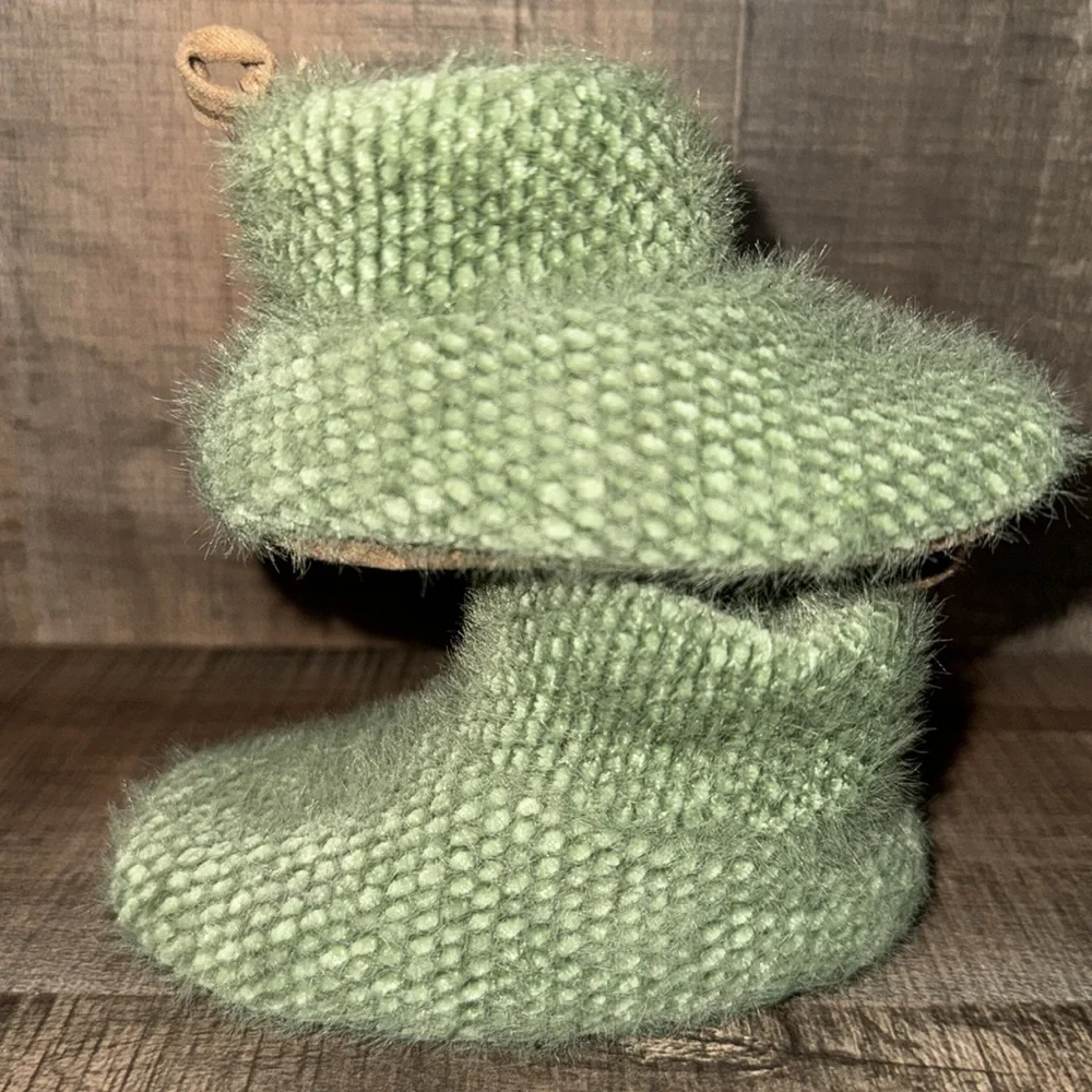 Cozy Green Knit Slippers-size 3-6 months