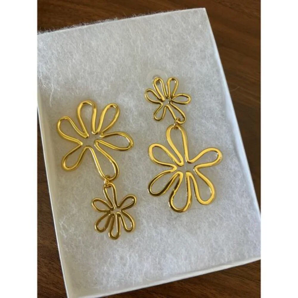 NIB Mignonne Gavigan Floral Drop Gold Elegant Stud Closure Earrings Accessories