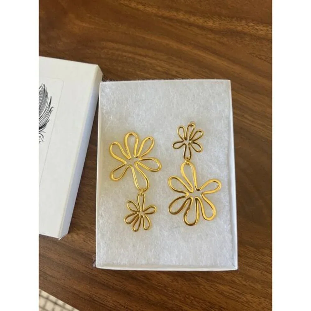 NIB Mignonne Gavigan Floral Drop Gold Elegant Stud Closure Earrings Accessories