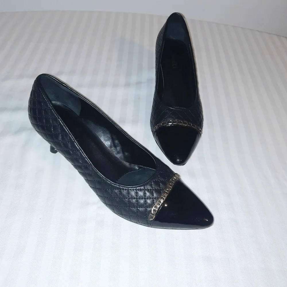 Black kitten heel shoes with gold chain detail Size 8.5 Narrow