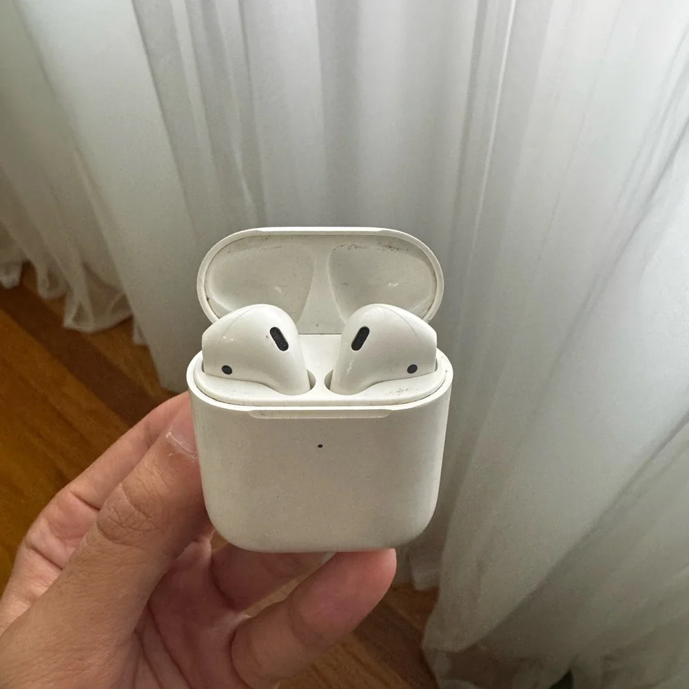 Apple White Wireless Earbuds