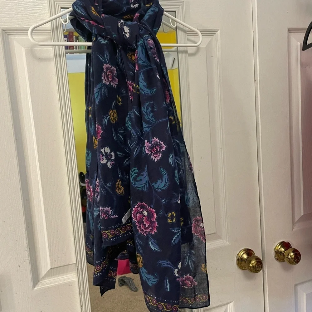 ❤️Old Navy Scarf (Bundle 2 for $10)