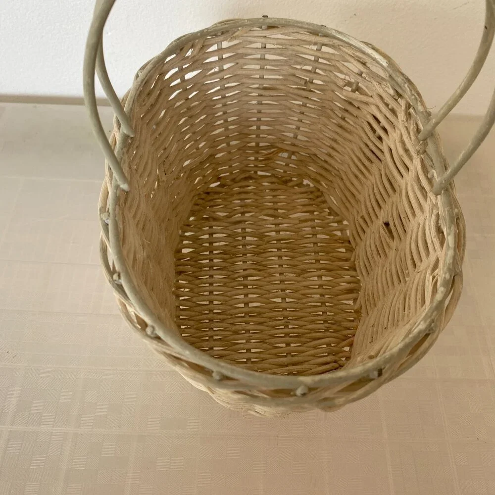 Bathroom Wicker Basket With Handle & 3-D Rose Design