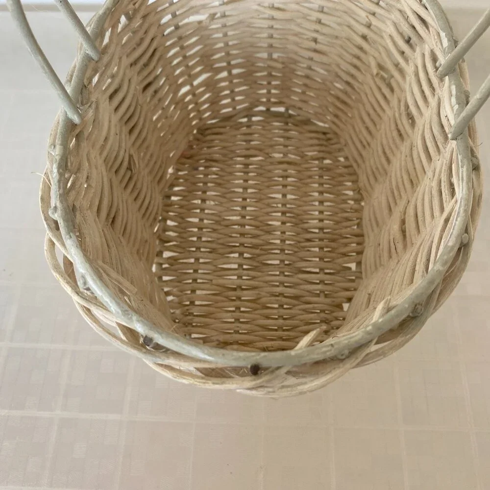 Bathroom Wicker Basket With Handle & 3-D Rose Design