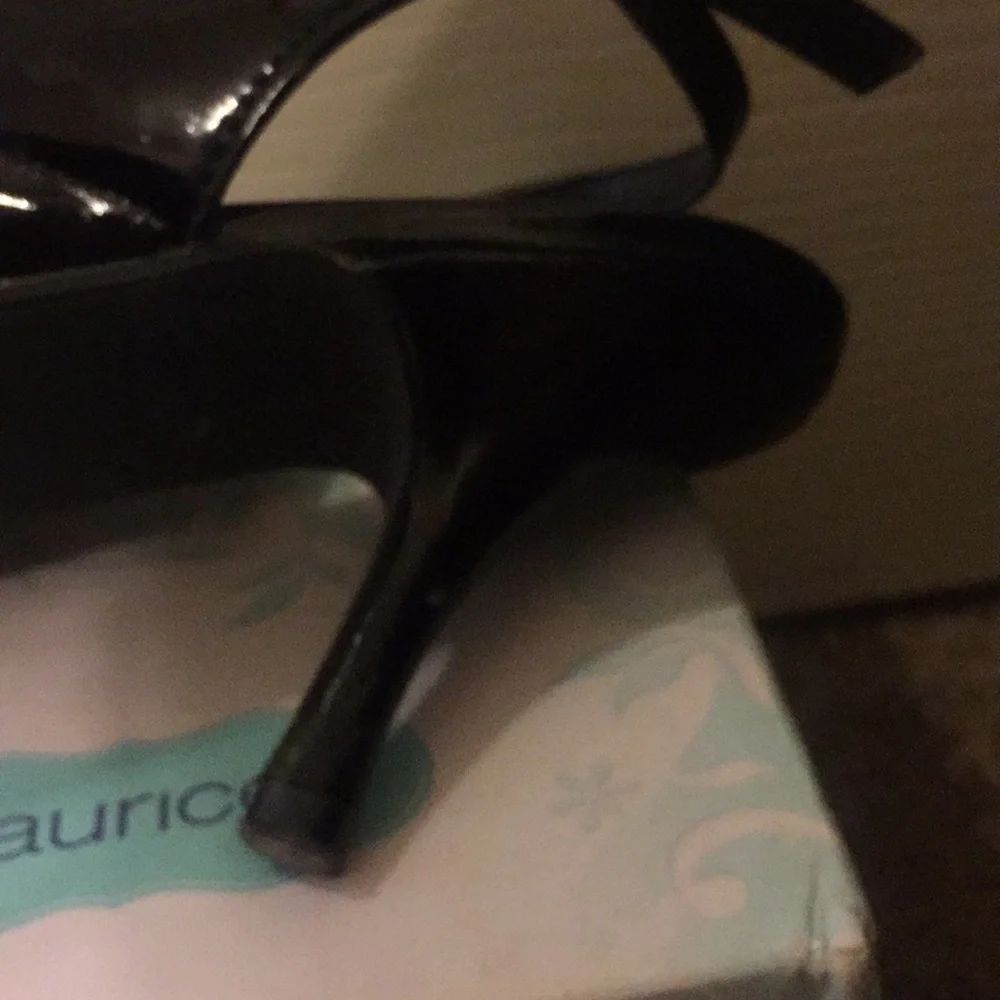 Pointed‎ toe heels