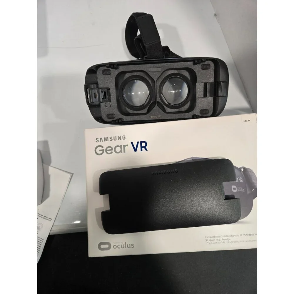 Samsung Gear VR Oculus Virtual Reality Headset SM-R323 Includes Remote