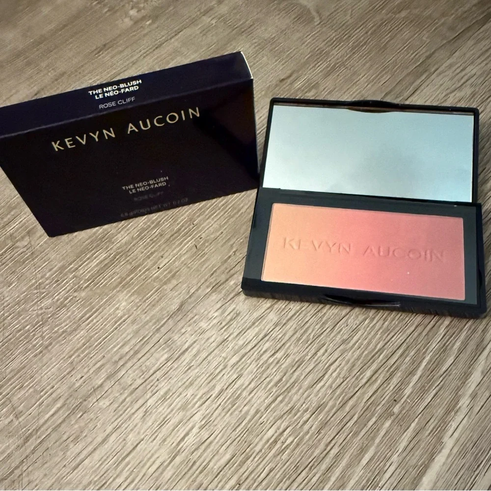 Kevyn Aucoin richly pigmented