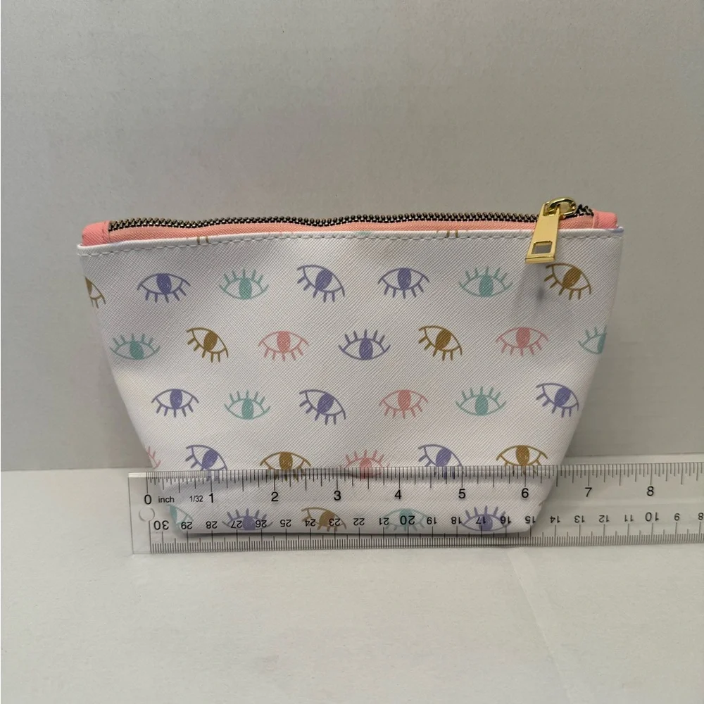 N/A white pouch