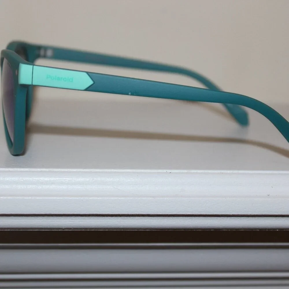 Polaroid made manufacturer light