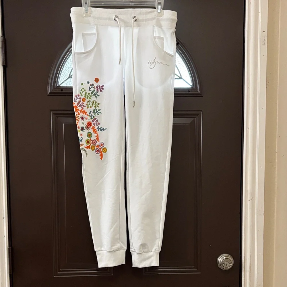 Wynn Elegant White Floral Joggers Size S