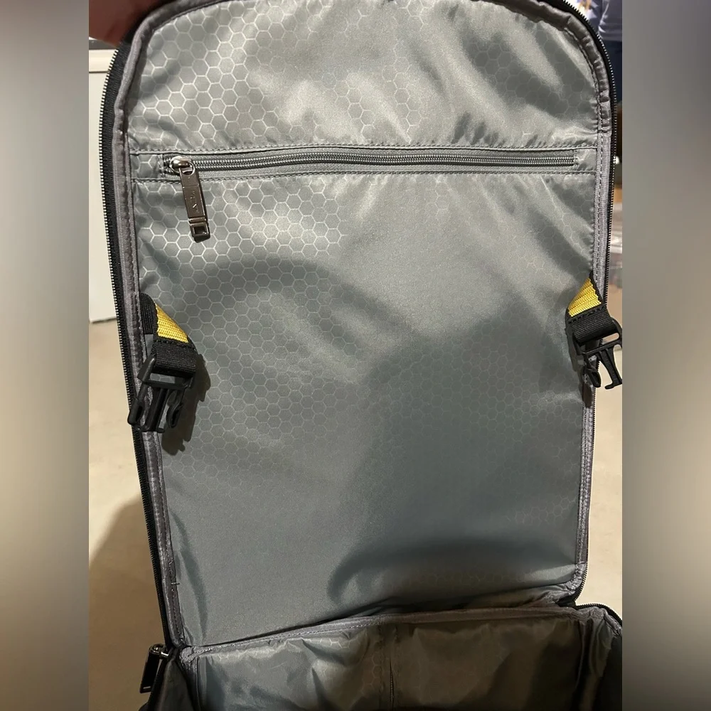 Tumi zipper approx padded