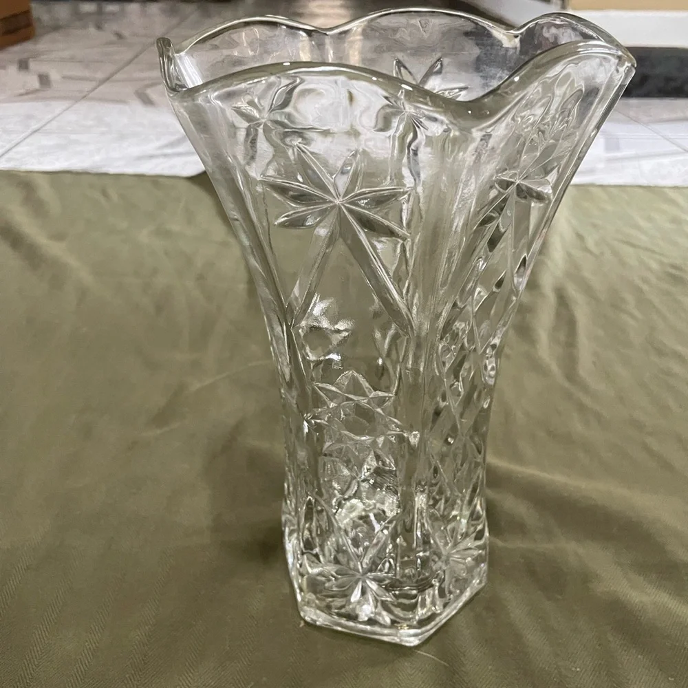 Elegant Clear Glass Vase good condition