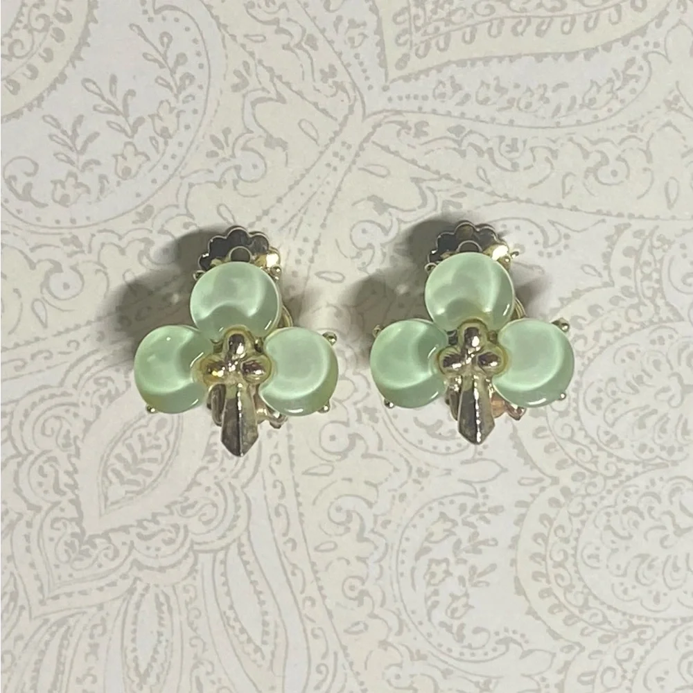 🕸️ Vintage Gold and Green Clover Clip On Earrings