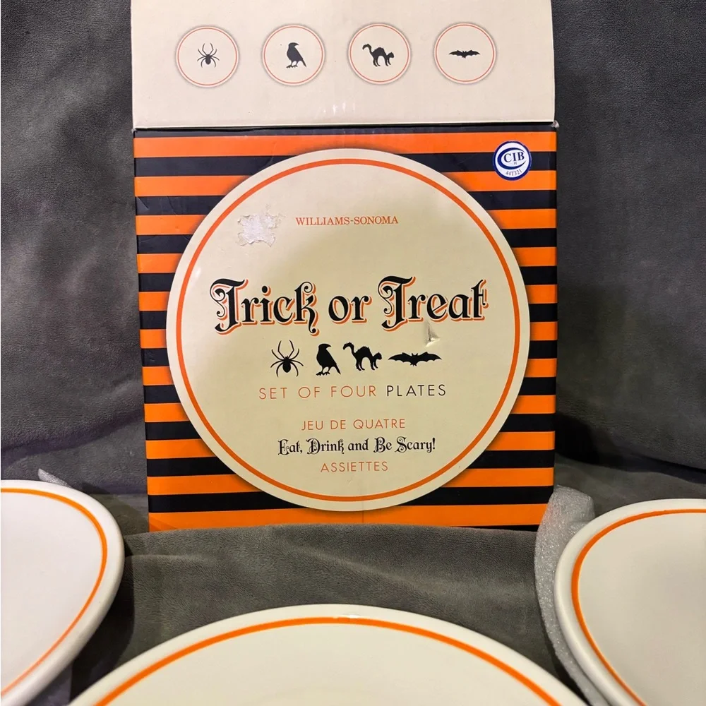 Williams Sonoma Exclusive Trick or Treat set of 4 plates
