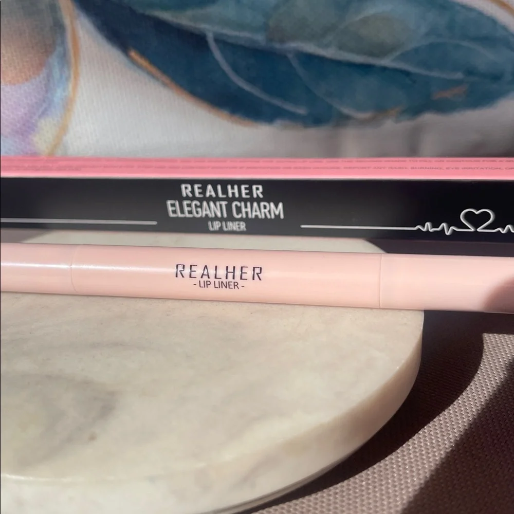 RealHer - Elegant Charm Lip Liner