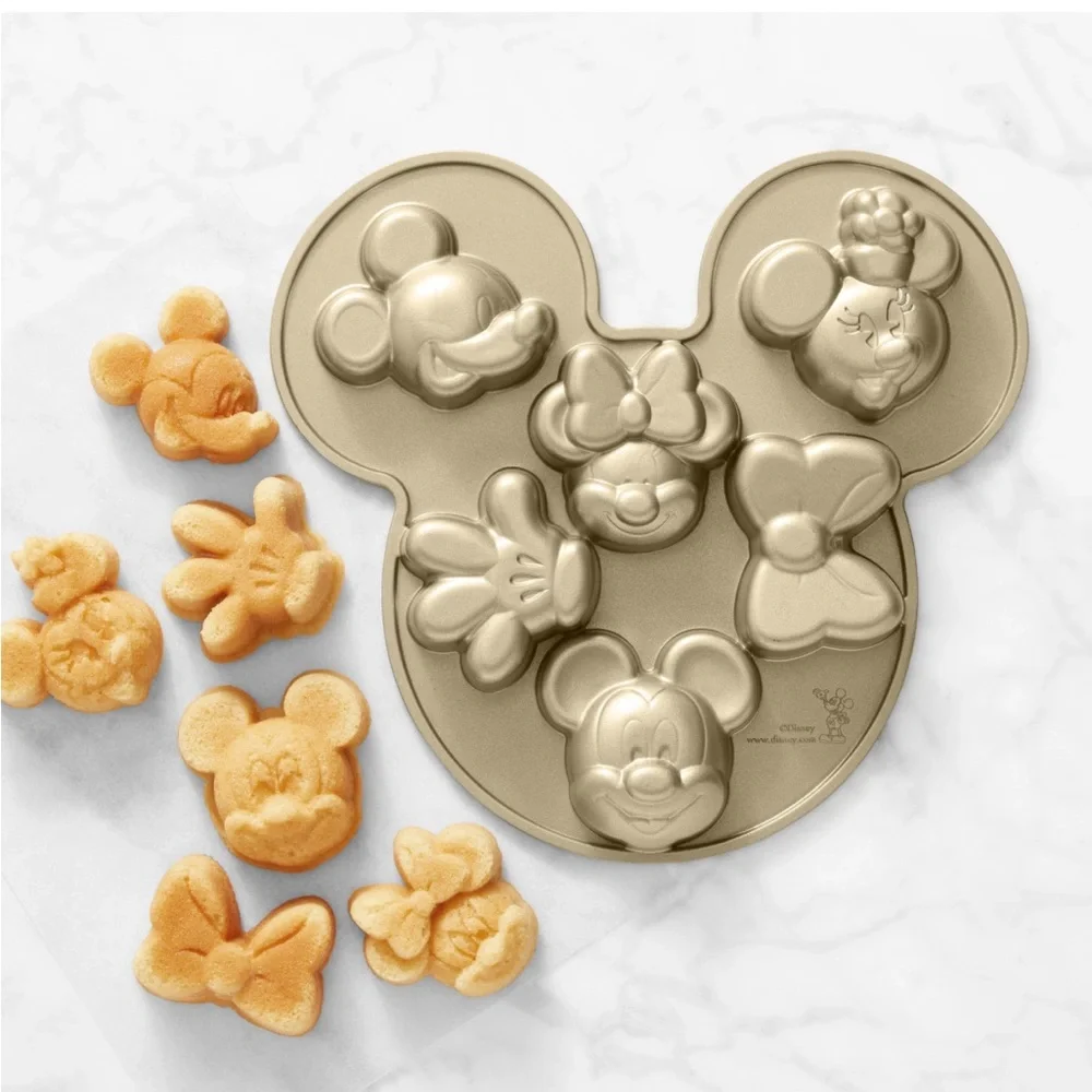 NWT Williams Sanoma Mickey and Minnie Mouse Cast Aluminum Caklet Pan