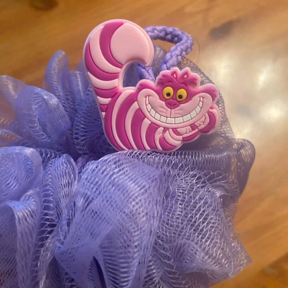 Mad Beauty Disney Alice in Wonderland Cheshire Cat Body Exfoliator purple