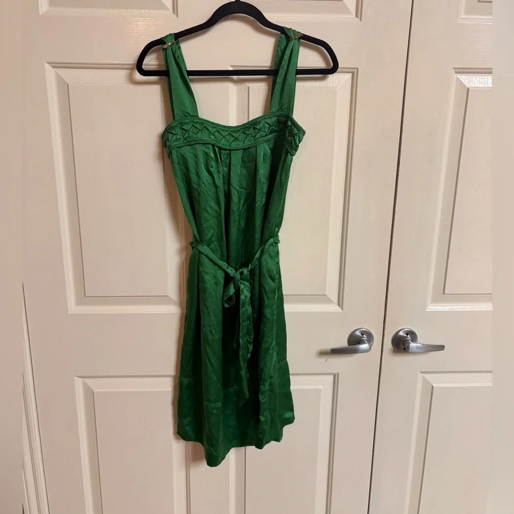Banana Republic material bust perfect