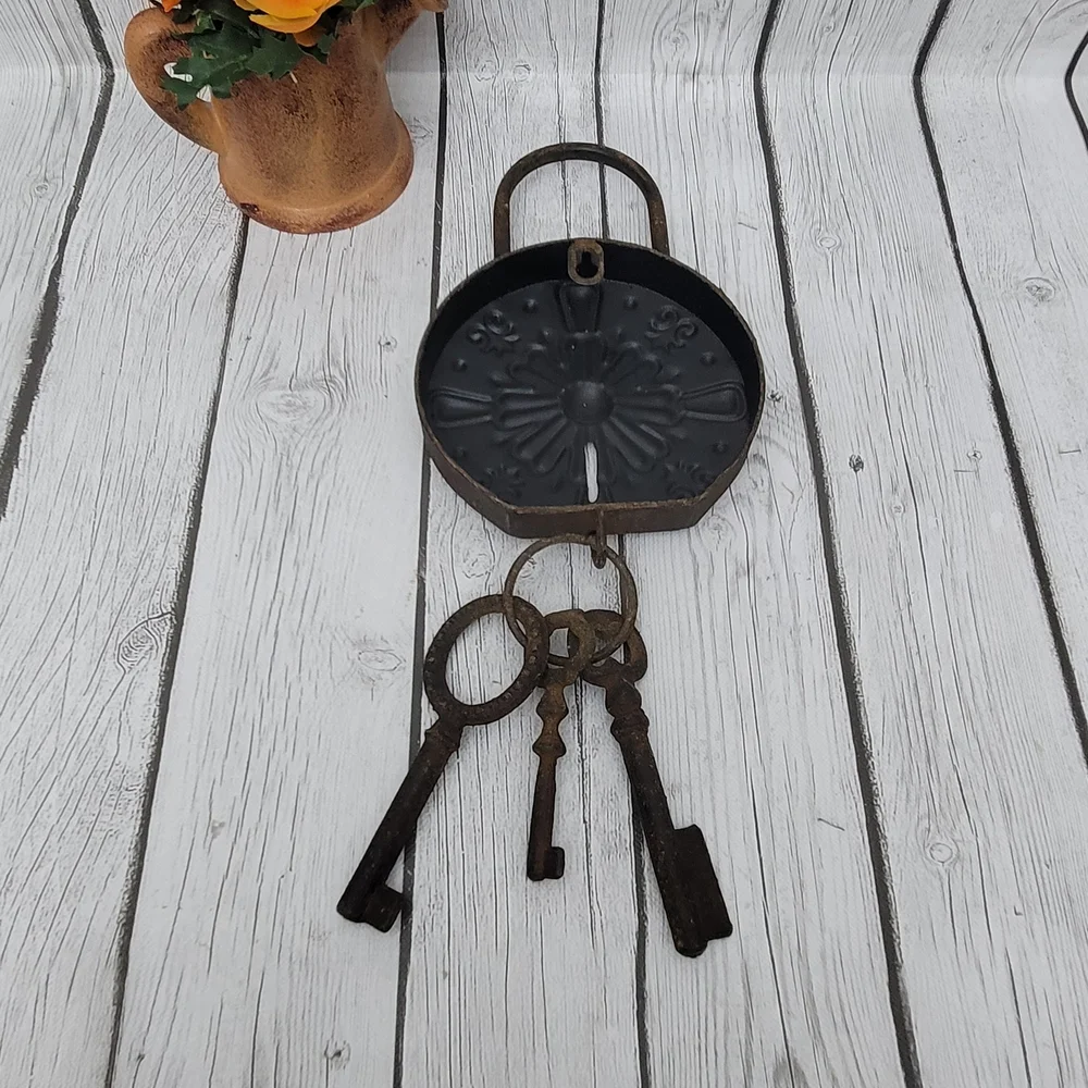 Vintage Metal Key Wall Decor