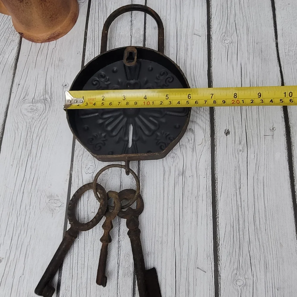 Vintage Metal Key Wall Decor
