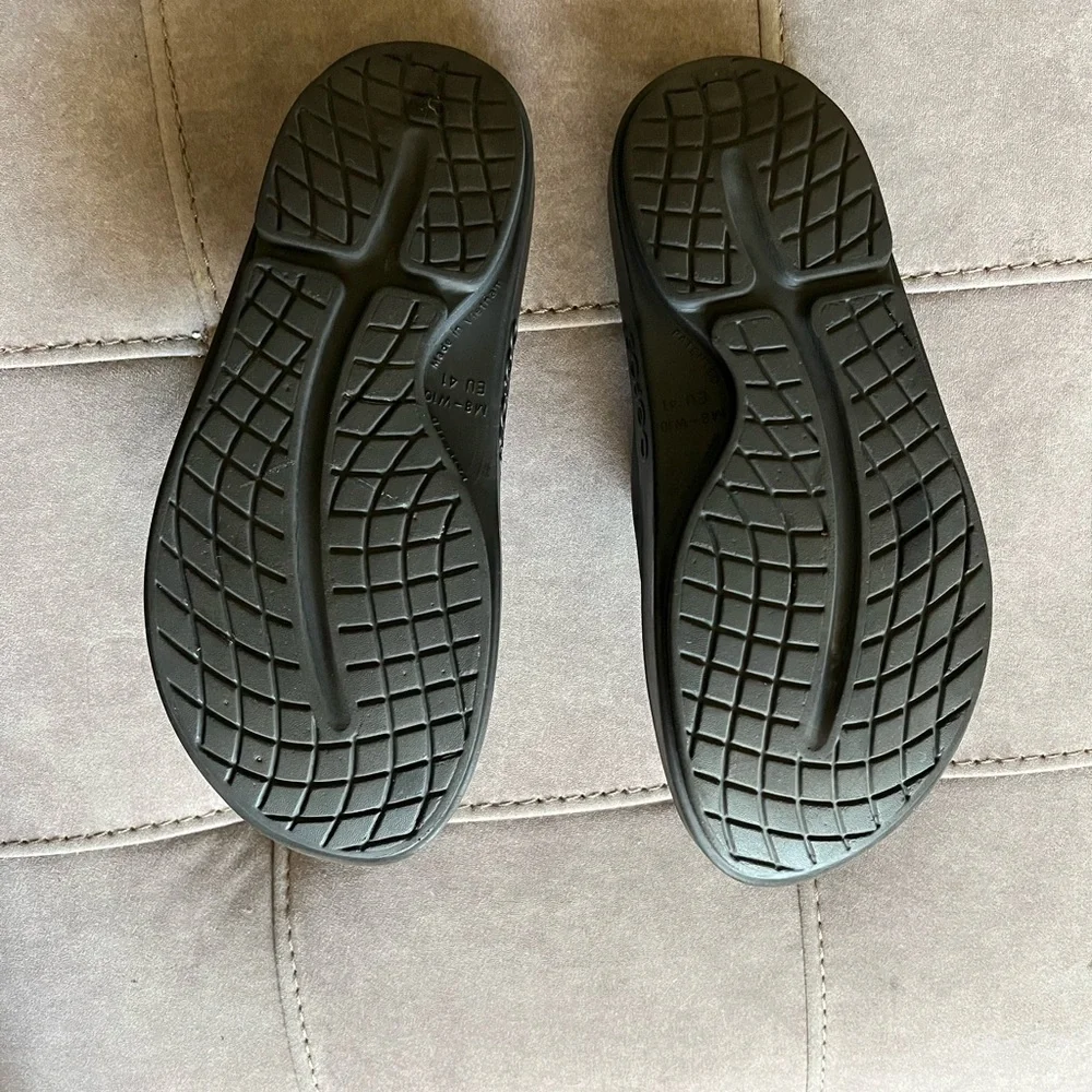 OOFOS Black Comfort Slides
