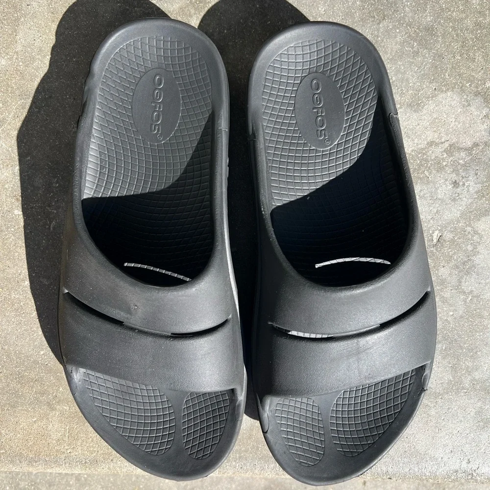 OOFOS Black Comfort Slides