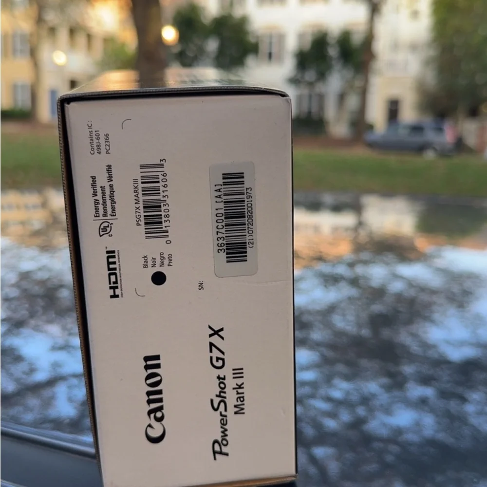 Canon PowerShot G7 X Mark III Box in White and Black