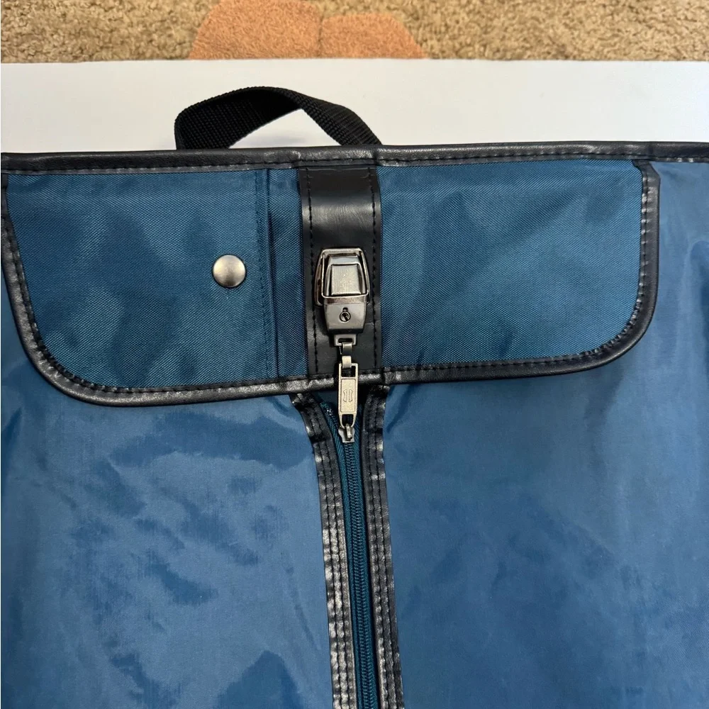 American Tourister 48 22” all