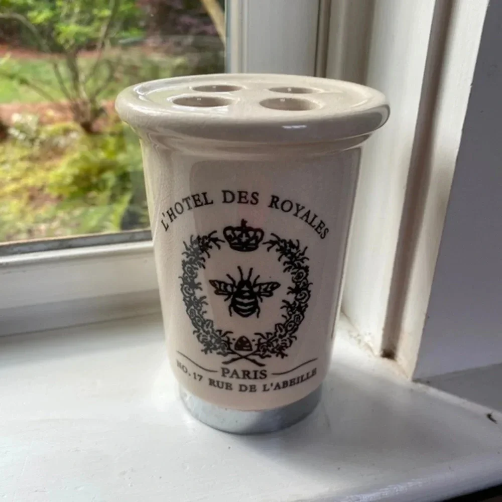 Morgan and Finch Poiters Ceramic Toothbrush Holder