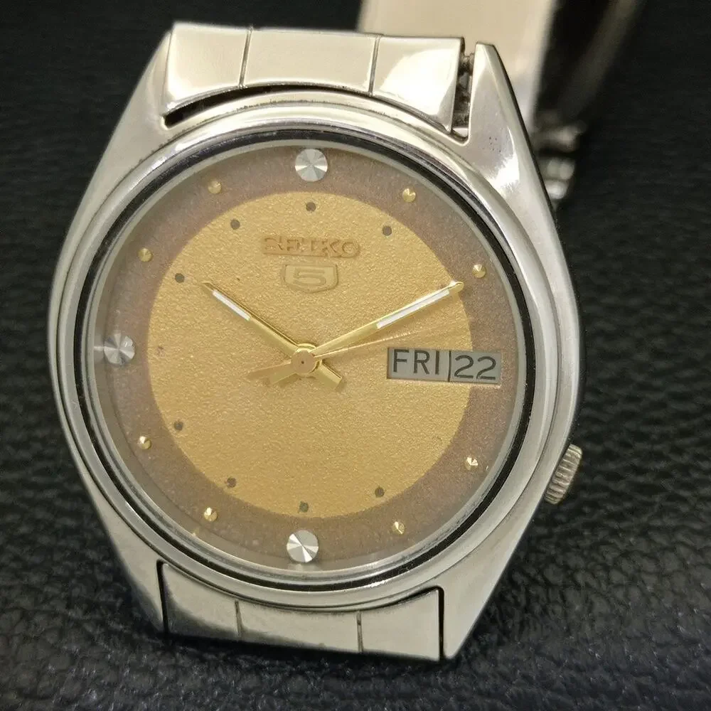 Vintage 1977 Seiko Automatic Mens Silver Watch W/daydate & Gold accents
