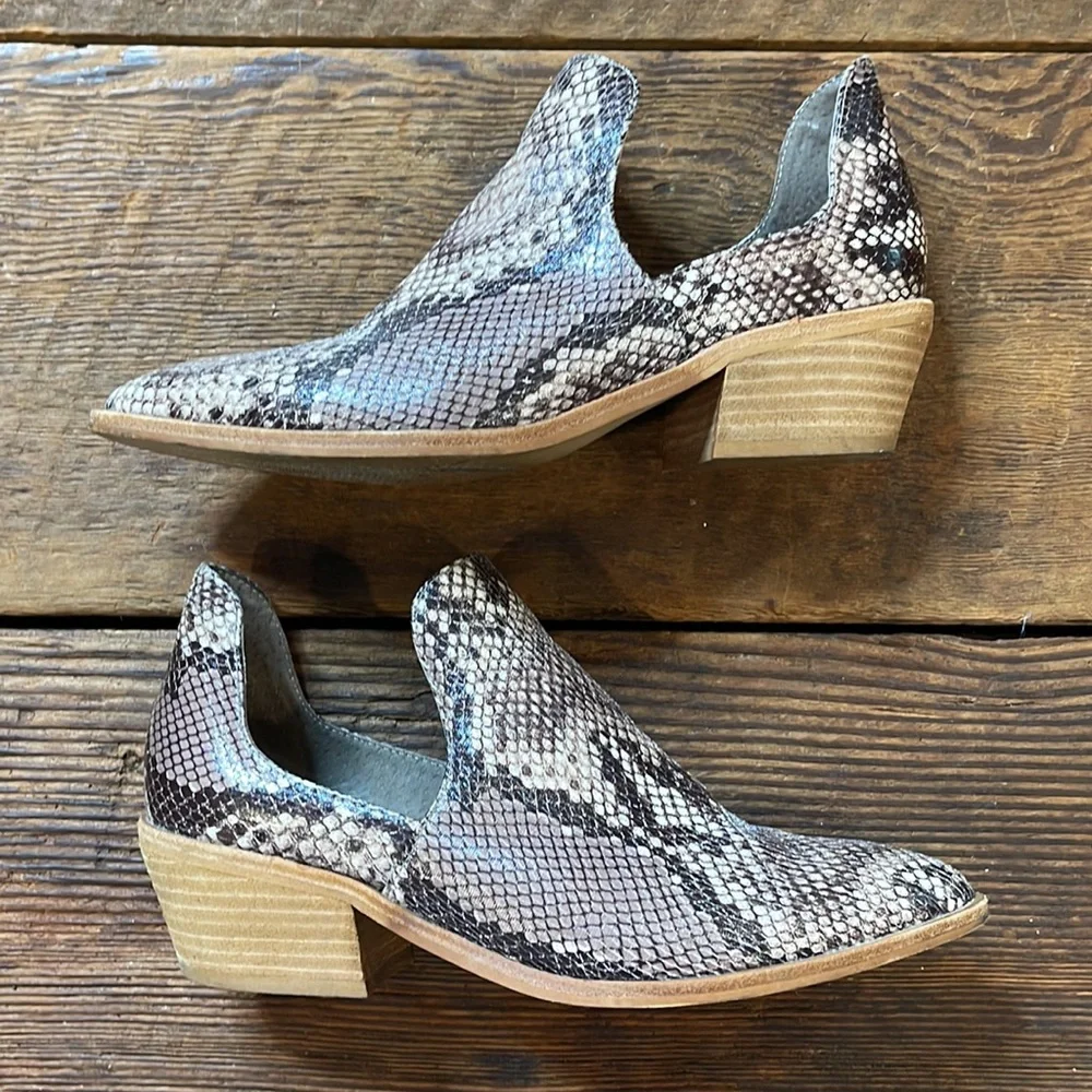 Chinese Laundry heel happy pet
