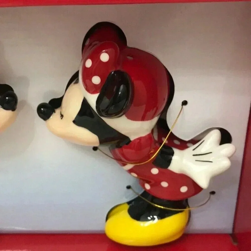 Disney kissing mickey