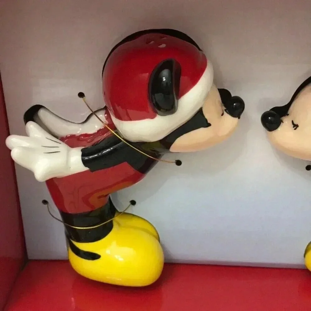 Disney kissing mickey