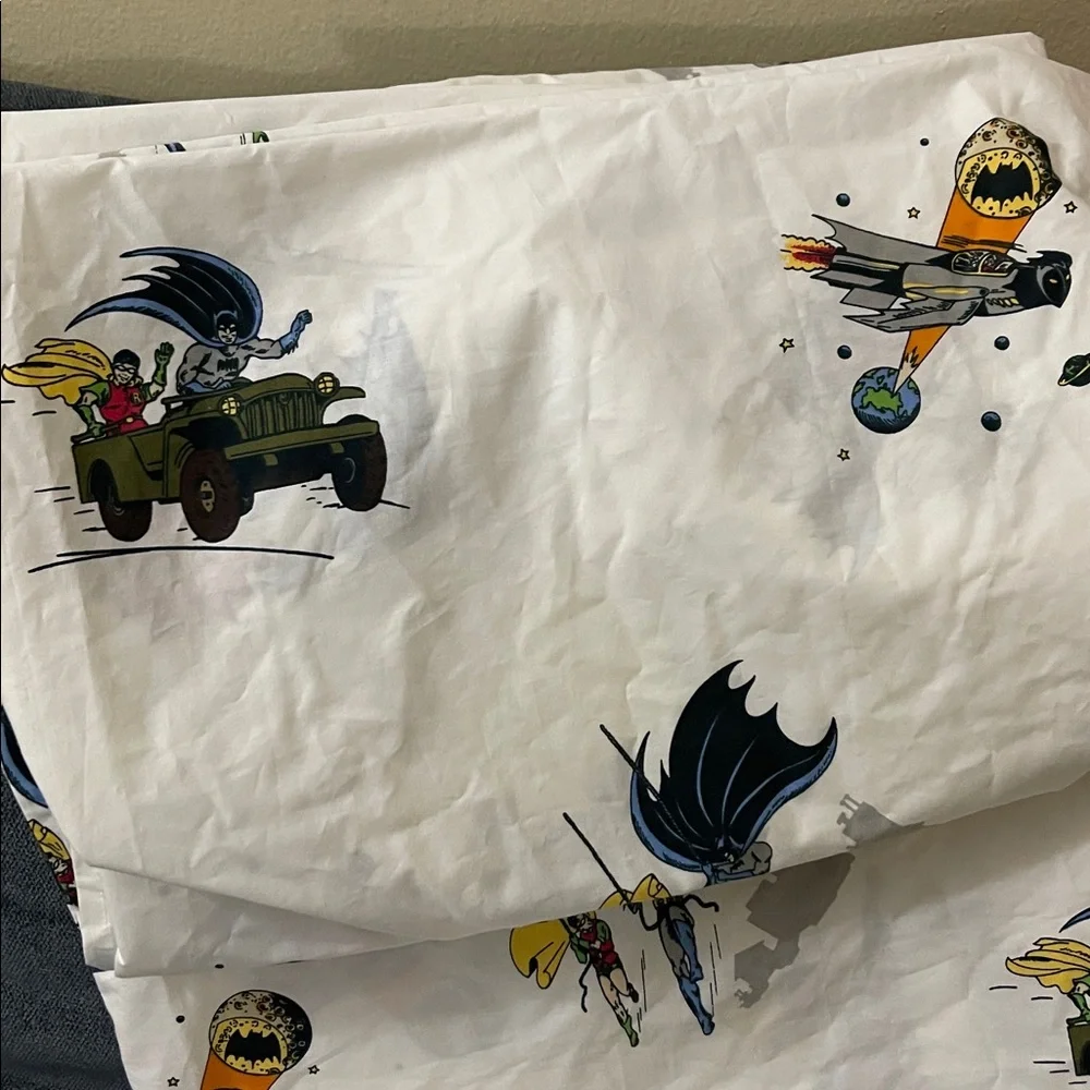 POTTERY BARN KIDS BATMAN & ROBIN WHITE BLUE BLACK RED TWIN FLAT SHEET 60 X 92