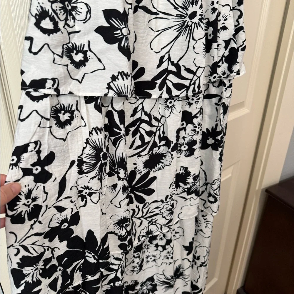 Abercrombie Emerson tiered size M Black and White Floral Maxi Dress viscose new